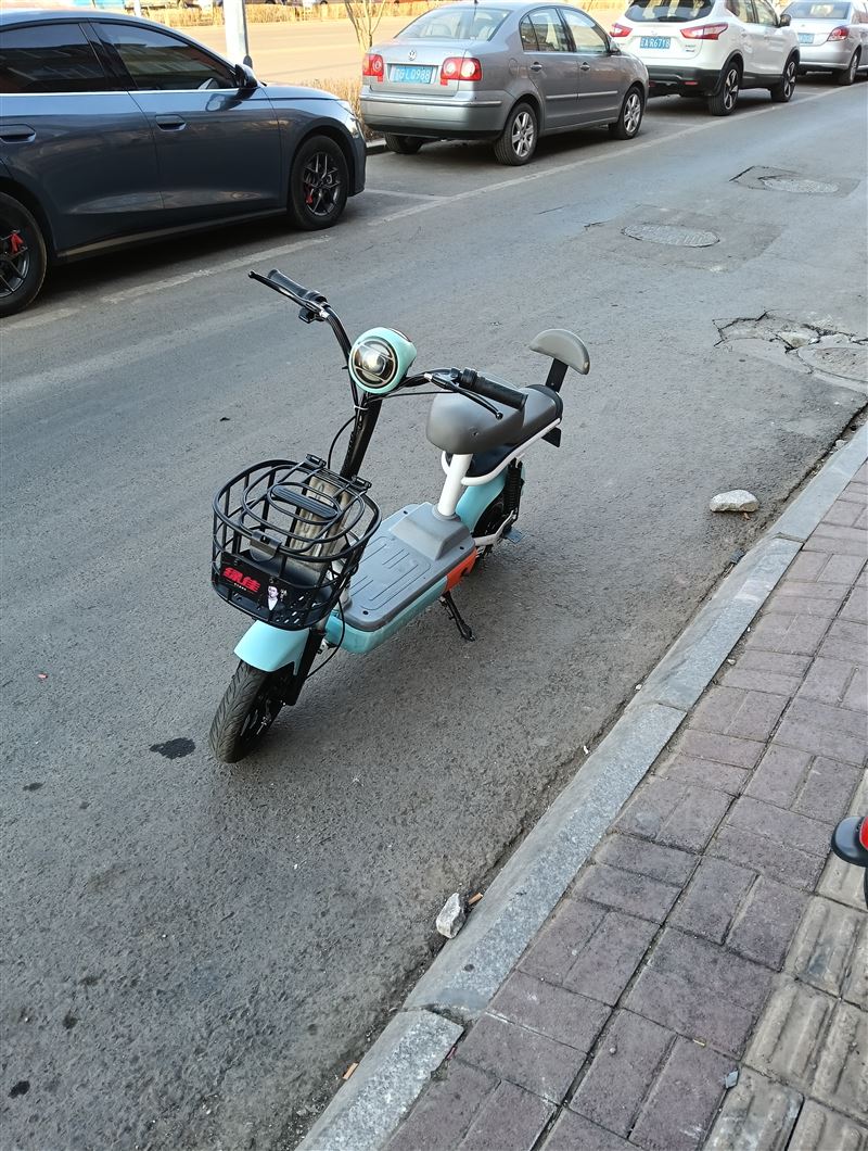 出售置換各種品牌二手電動(dòng)車，船車和簡(jiǎn)易款，回收二手廢舊電動(dòng)車三輪車摩托車頭盔可上門取貨